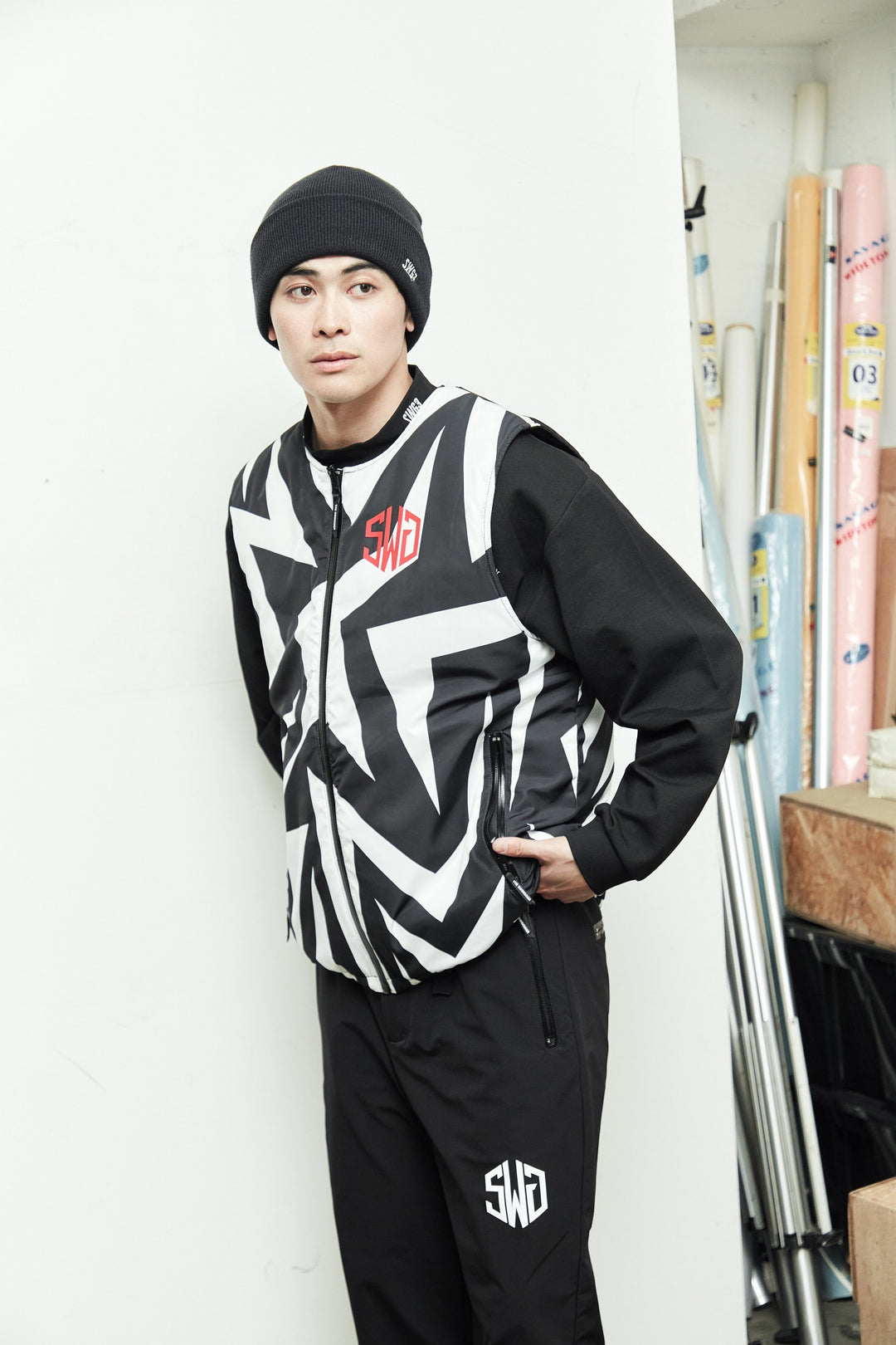 GEOMETRY REVERSIBLE VT, WHITE&BLACK