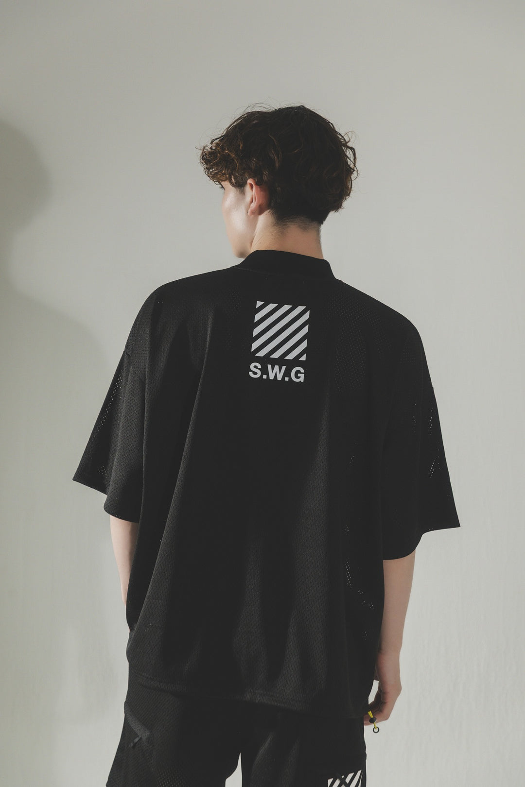 SQUAD MESH MOCK TEE, BLACK